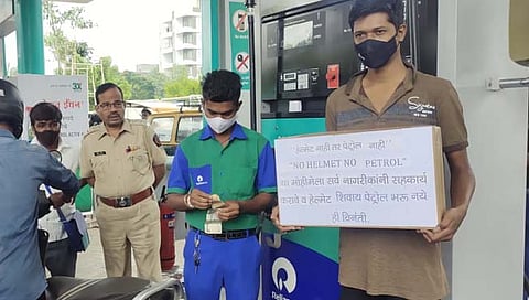 विनाहेल्मेट पेट्रोल पंपावर धिंगाणा घालणारेच देताय हेल्मेट वापराचा संदेश!