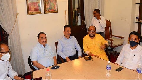 जिल्हा बँक निवडणुकीचे बिगुल वाजल्यानंतर सर्वांनी तयारी सुरू केली असली तरी आज पालकमंत्री गुलाबराव पाटील यांनी सर्वपक्षीय बैठकीचे आयोजन केले होते.