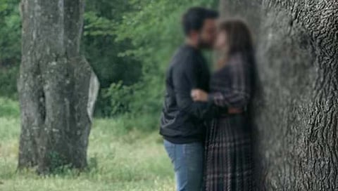 पुणेरी पाटीपेक्षा भन्नाट पाटी मुंबईत लागली! नाव NO KISSING ZONE! ??