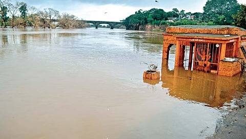 पंचगंगना नदी पुन्हा पात्राबाहेर पडली आहे.