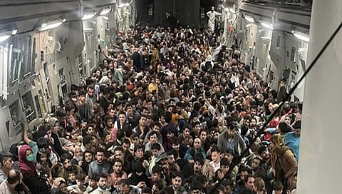 तालिबान्यांच्या भीतीने अफगाणिस्तानातील नागरिक अमेरिकन विमानात घुसले. १३४ प्रवाशीमर्यादा असलेल्या या विमानात तब्बल ८०० जण बसले होते.