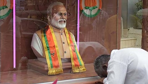 मोदीभक्त मयूर मुंडे यांचे मोदींची मूर्ती हटवण्यावर वकिलामार्फत स्पष्टीकरण