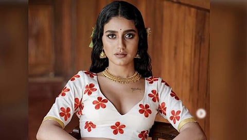 प्रिया प्रकाश वारियर : पारंपरिक ड्रेसमध्ये बोल्ड लूक