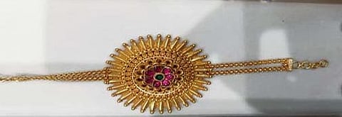 पंढरपूर : श्री विठ्ठलाला भाविकाकडून २ तोळ्याची सोन्याची राखी अर्पण