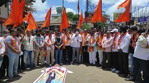 छत्रपती शिवाजी महाराज चौक येथे झालेल्या निदर्शनात मंत्री राणेंच्या वक्तव्याचा शिवसेनेकडून कडाडून विरोध करण्यात आला.