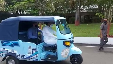 अजित पवार यांनी घेतला रिक्षा चालवण्याचा आनंद