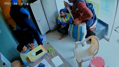 पिस्तुलाचा धाक दाखवून दिवसाढवळ्या पेट्रोल पंपावर दरोडा