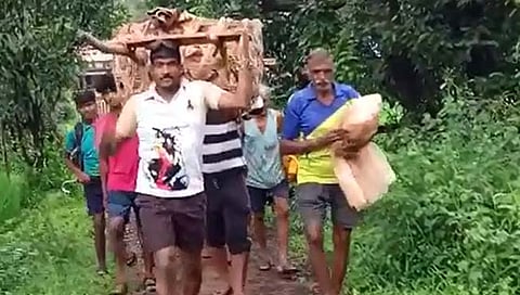 खरोशी (ता. महाबळेश्वर) येथे उपचाराअभावी डालग्यातच प्राण सोडण्याची वेळ एकावर आली.