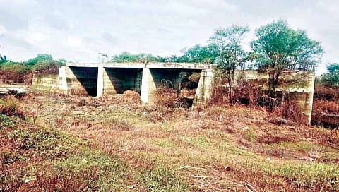 उदगाव : येथील बायपास महामार्गावरील अपूर्ण स्थितीतील पूल. (छाया : अजित चौगुले)