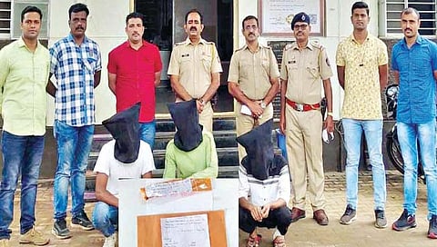 तालुका पोलिसांनी संशयितांना (बुरखाधारी) अटक करुन मुद्देमाल जप्त केला.