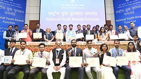 राष्ट्रीय युवा पुरस्कार दिल्लीत प्रदान करण्यात आले. या पुरस्कारावर राज्यातील चौघा जणांनी मोहोर उमठवली.
