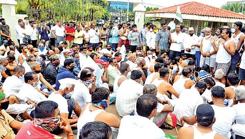 सांगली : ऊस बिलांसाठी स्वाभिमानीचा अर्धनग्न मोर्चा