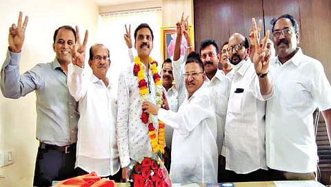 नगराध्यक्ष अपात्र ठरल्यामुळे उपनगराध्यक्ष अनिल सावंत यांच्या गळ्यात नगराध्यक्षपदाची माळ पडली.