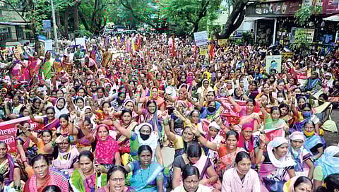 Anganwadi Sevika Movement: अंगणवाडी सेविकांच्या संपावर प्रशासनाचा बडगा, कारणे दाखवा नोटीस