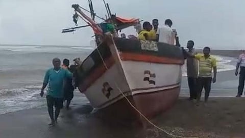 आंजर्ले समुद्रात एका बोटीला जलसमाधी, सर्व खलाशी सुखरूप