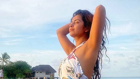 ‘बालिका वधू’ : आनंदी बडी हो गई; अविकाच्या मालदीव बीचवर सुपरसेक्सी अदा (video)