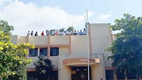 कडेगाव तहसील कार्यालय इमारतीवर शोले स्टाईलनं आंदोलन