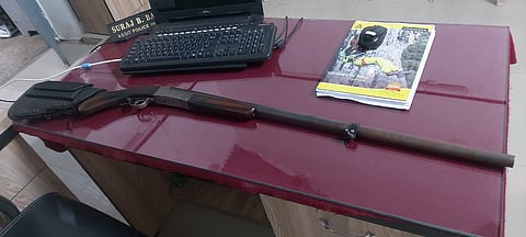 कोल्हापूर : तरूणीसह तिच्या आईवर गोळीबार करणाऱ्या पाचगाव (ता.करवीर) येथील हल्लेखोराकडून करवीर पोलिसांनी मंगळवारी बारा बोअरची बंदूक हस्तगत केली.