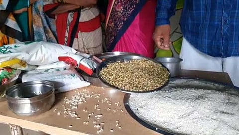 जावळी तालुक्यातील कुडाळ येथील अंगणवाडीस फायबर प्लॅस्टिक मिश्रित तांदूळ पुरवठा करण्यात आल्याचे ग्रामस्थांच्या निदर्शनास आले.