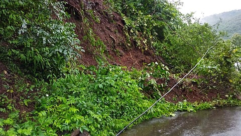 दापोली चंद्रनगर येथे दरड कोसळली; एसटीची वाहतूक बंद