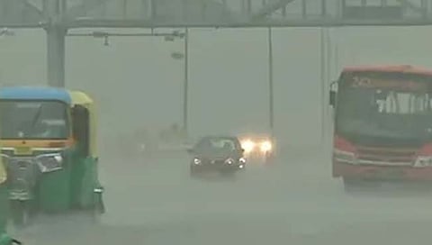 विक्रमी पावसाची नोंद, दिल्लीत अनेक ठिकाणी वाहतूक कोंडी