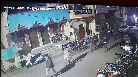 सीसीटीव्हीत कैद झालेल चोरटे