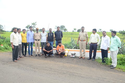 गांजा विक्री प्रकरणी पकडण्यात आलेल्या संशयित आरोपासमवेत सीपीआय संगमेश शिवयोगी,तहसिलदार डॉ. मोहन भस्मे, एलसीबी पथकाचे हवालदार उदय कांबळे,पोपट ऐनापुरे,शेखर असोदे आदी.