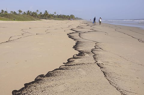 Goa : गोव्याचा समुद्रकिनारा तेलगोळ्यांनी झाला विद्रूप