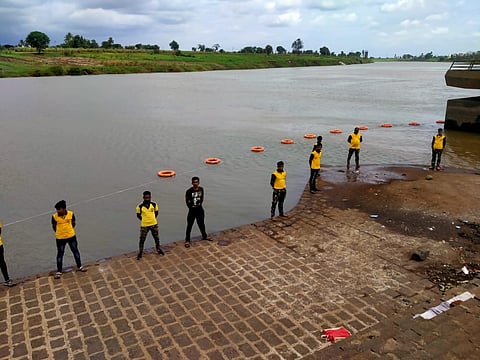 दिनकरराव यादव पुलाजवळ रेस्क्यू फोर्सच्या 5 पथके पोलिसांनी तैनात केली आहेत.