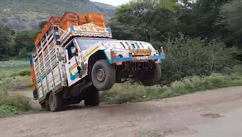 नाशिक : टोमॅटोच्या ओव्हरलोड पिकअपचा अपघात टळला; छातीत धस्स करणारा व्हिडिओ व्हायरल