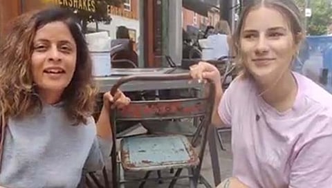 इंग्लंडच्या तरुणींनाही सांगलीच्या बाळू लोखंडे यांच्या खुर्चीची भुरळ !