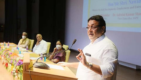 मंत्री नबाब मलिक म्हणाले, आरोप करण्याआधी आयपीएस अधिकारी फडणवीसांना भेटतात