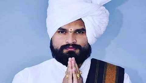 मनोहरमामा भोसले : बाळूमामांचा भक्त म्हणून घेणाऱ्या भोसलेसह तिघांवर बारामतीत गुन्हा