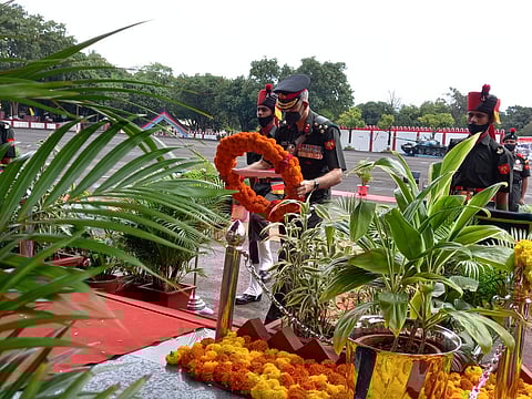 बेळगाव: 1971 मध्ये भारत पाक युद्धात शहीद झालेल्या जवानांना पुष्पचक्र अर्पण करताना ब्रिगेडियर रोहित चौधरी.