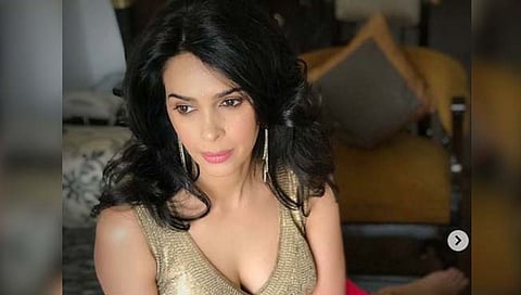 हॉट मल्लिका ‘साडीवाल्या बिकीनी’त दिसते आणखी हॉट