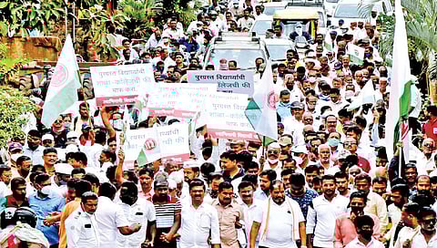 स्वाभिमानी शेतकरी संघटनेच्या पंचगंगा परिक्रमा पदयात्रेस बुधवारी प्रारंभ झाला. त्यात राजू शेट्टींसह हजारो पूरग्रस्त शेतकरी सहभागी झाले होते.