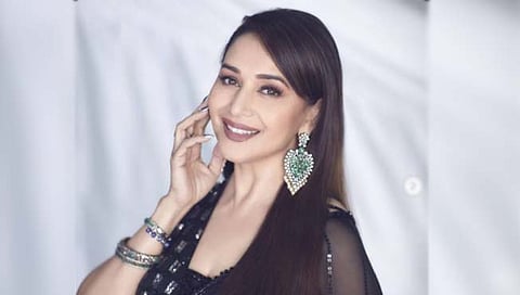 madhuri dixit : नेहमीप्रमाणे तू सुंदरच! काळ्या साडीत माधुरीच्या दिलकश अदा