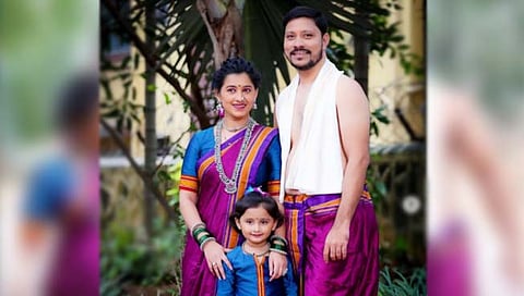 ‘तुझी माझी रेशीमगाठ’ : मायराचे आई-बाबांसोबत पोलक्यात फोटोशूट