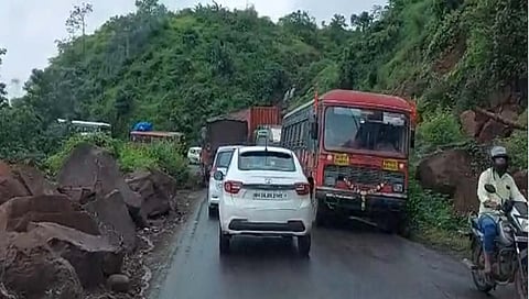 चाकरमान्यांनी मुंबई-गोवा महामार्ग फुलला, वाहतूक कोंडी