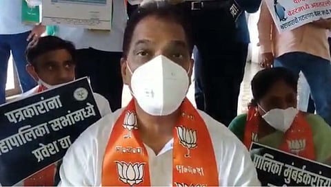 मुंबई महापौर दालनासमोर भाजप नगरसेवकांची जोरदार निदर्शने