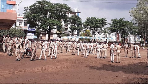 नृसिंहवाडी बसस्थानक परिसरात अशाप्रकारे पोलीस छावणीचे स्वरूप आले आहे