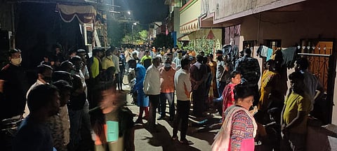 कोरेगाव भीमा येथे सेफ्टीक टँकमध्ये तरुण पडल्यानंतर नागरिकांनी घटनास्थळी गर्दी केली होती. (छाया : सुनील भंडारे पाटील )