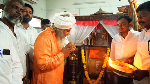 देशातील सर्वात उंच स्वराज्यध्वजाचे वाशिमच्या पोहरादेवी संस्थानात पूजन