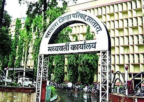 सातारा : सीईओंच्या दालनात राडा, पतीला निलंबित केल्याने पत्नी खवळली