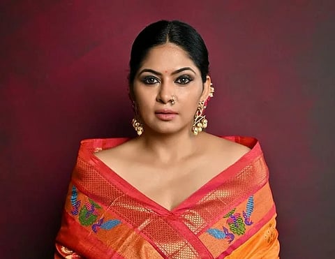 नो ब्रा नो ब्लाउज; डॉक्टर डॉनचा हटके लुक; फोटो होतायत व्हायरलं