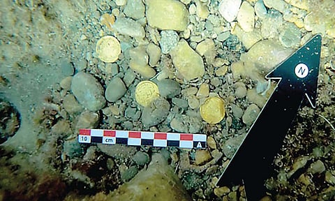 सागरी कचरा काढताना सापडला सोन्याच्या नाण्यांचा खजिना