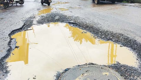 ठाणे : ४ अभियंत्यांचे खड्ड्यांमुळे निलंबन