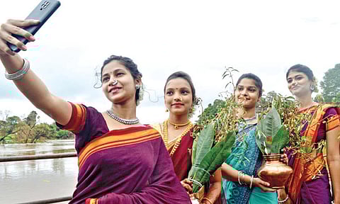 कोल्हापूर : गौराई घेऊन जाताना महिला-मुलींनी आवर्जून सेल्फी घेतला.