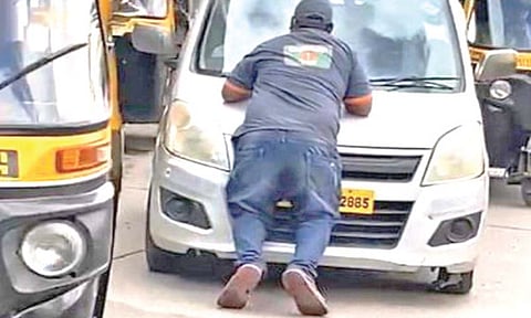 क्लीन अप मार्शल ला गाडीच्या बोनेटवरून नेले फरफटत