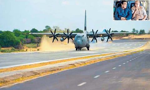 बाडमेर : भारतीय हवाईदलाचे विमान महामार्गावर उतरत असताना. इन्सेट विमानात बसलेले राजनाथ सिंह, नितीन गडकरी.